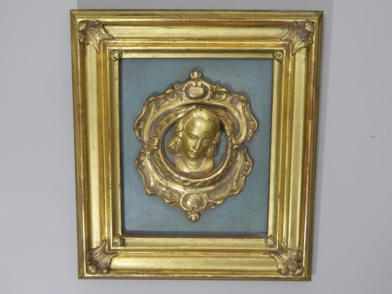 Paar gerahmte italienische Renaissance-Figuren aus 23-karätigem Blattgold, 20. Jahrhundert (Italienisch) im Angebot