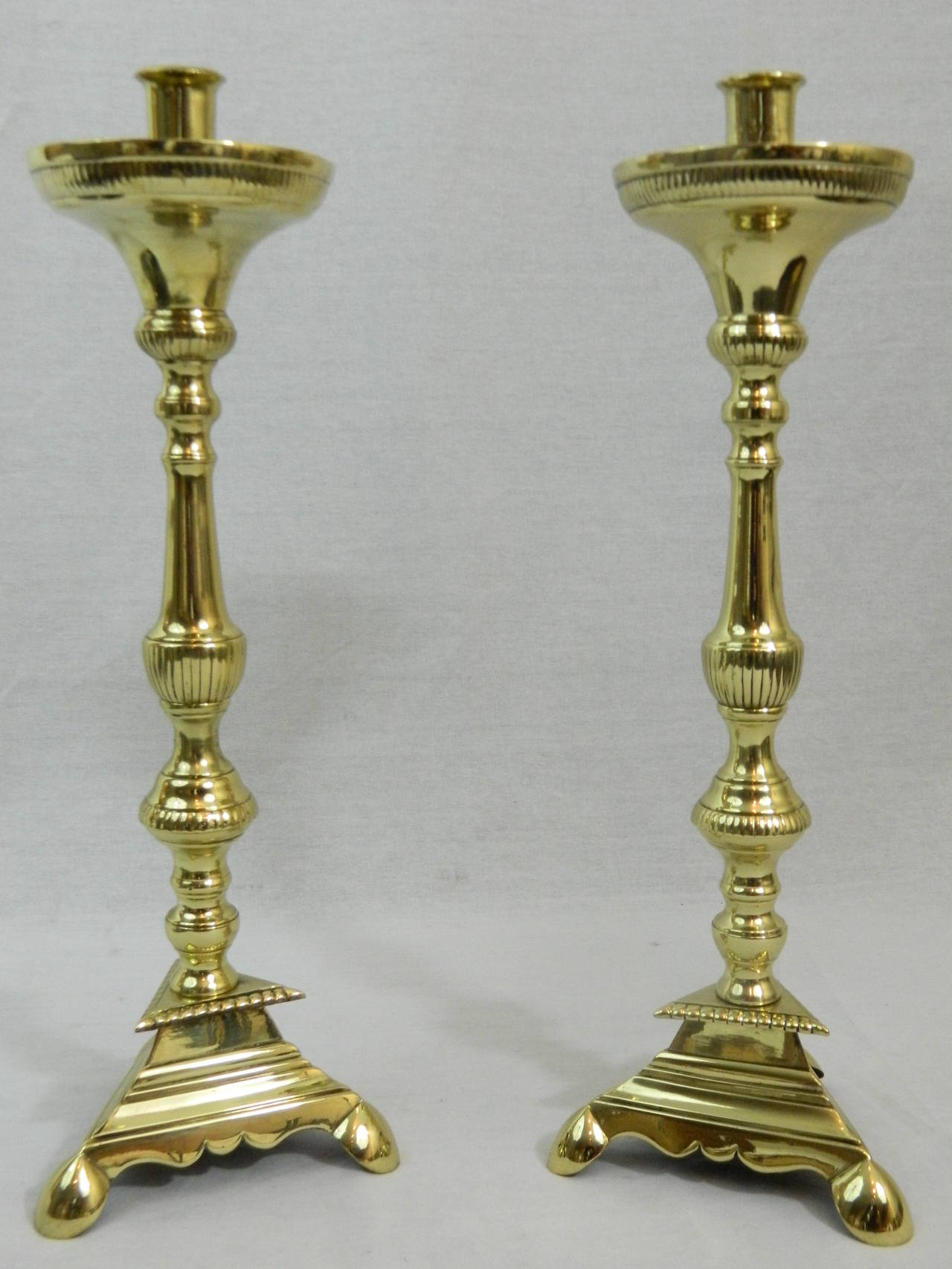 Set di quattro candelieri francesi in ottone lucido del XIX secolo