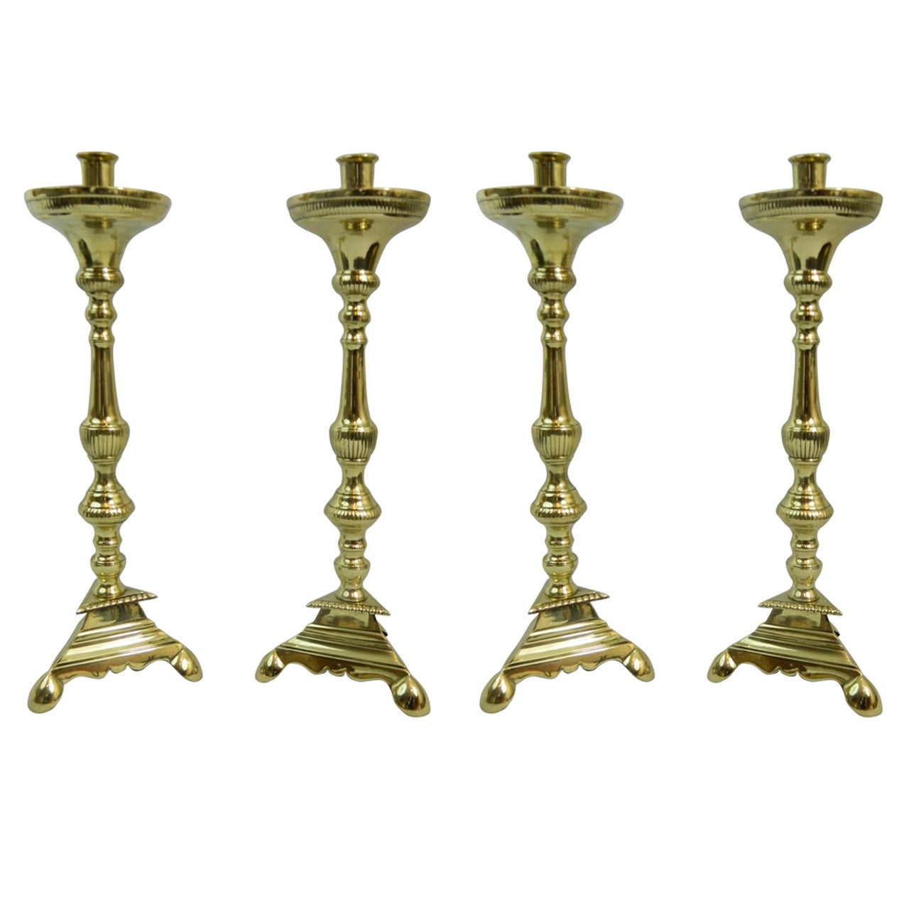 Set von vier französischen Kerzenständern aus poliertem Messing, 19. Jahrhundert