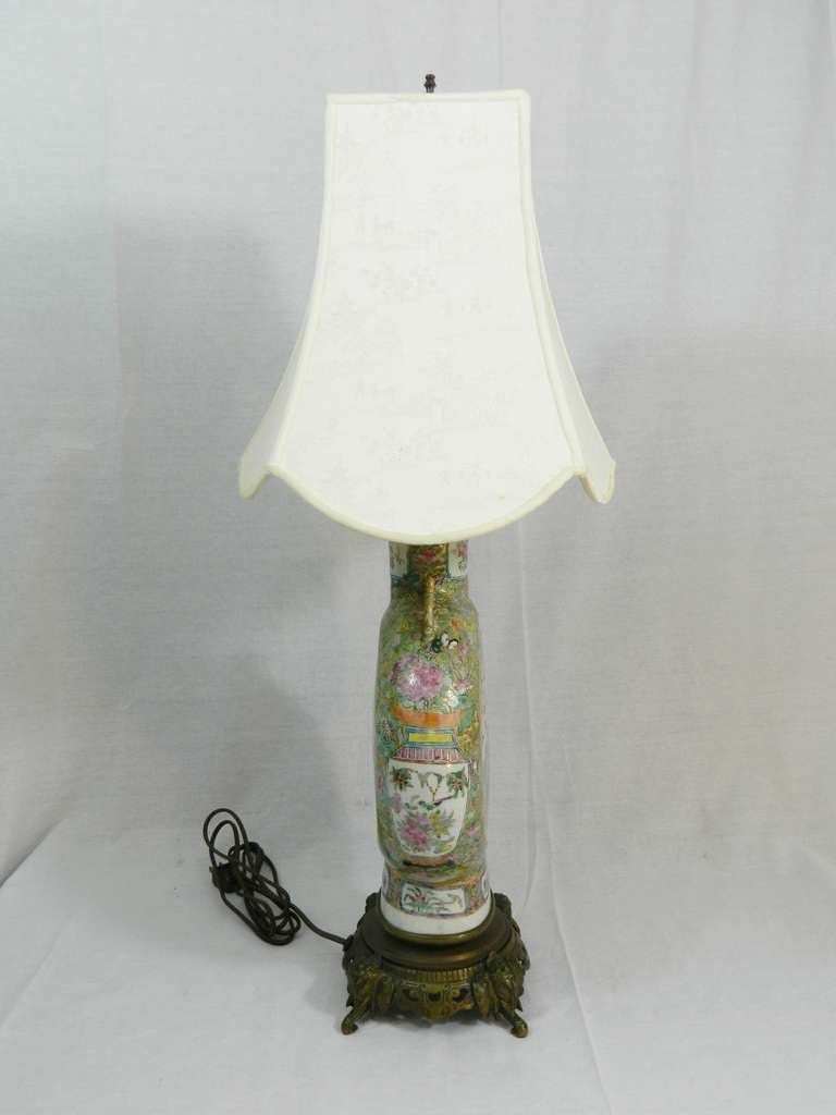 19th Century Rose Medallion Chinese Porcelain Lamp on a Bronze Base In Excellent Condition In Savannah, GA