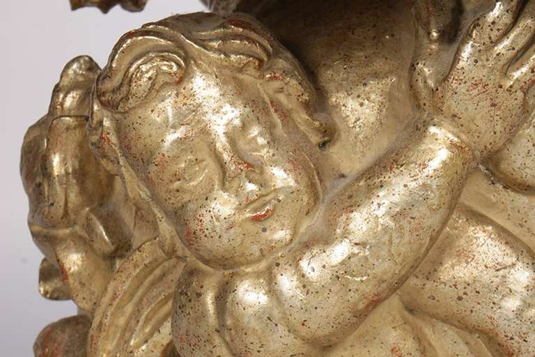Italienisches Paar Konsolen aus vergoldetem Holz und vergoldetem Silber mit Marmorplatte, 20. Jahrhundert im Angebot 1