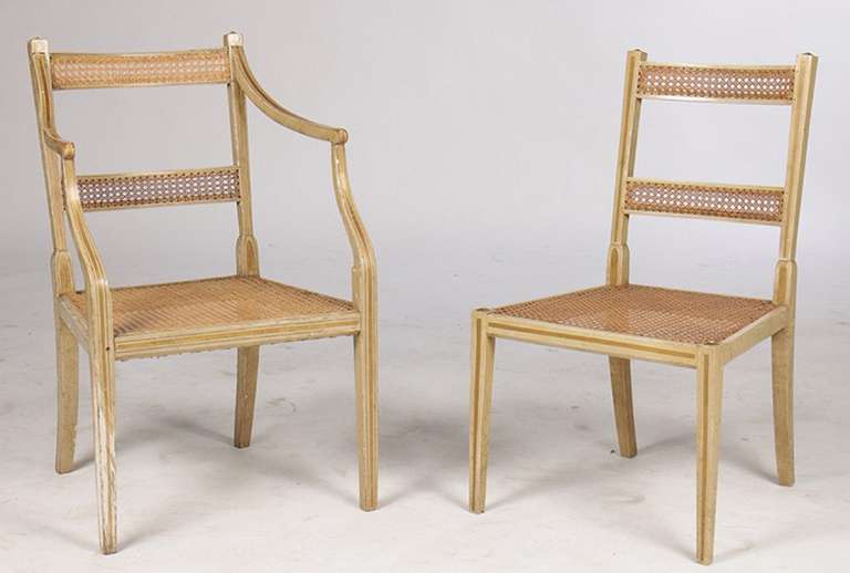 acht englische Stühle aus dem 19. Jahrhundert mit vergoldetem und bemaltem Dekor und mit geschnitzten Rückenlehnen und Sitzen aus Rohr.  Das Set umfasst zwei Arme und sechs Seiten.