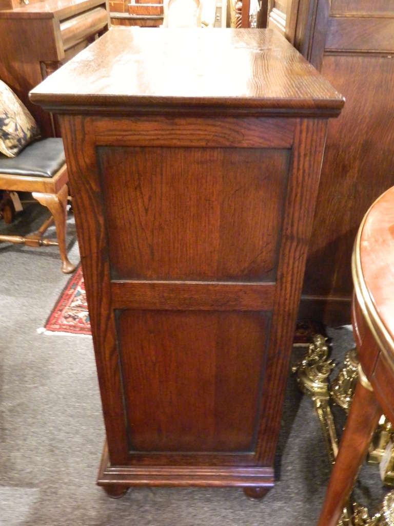19th Century English Oak Chest of Drawers, Two over Three Drawers, on Round Feet In Excellent Condition In Savannah, GA