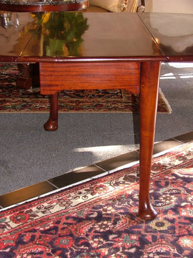 19th Century American Solid Mahogany Gate Leg Table, circa 1820 For Sale