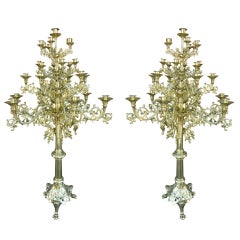 Circa 1860 Paire de grands candélabres à vingt-cinq bougies sur pied