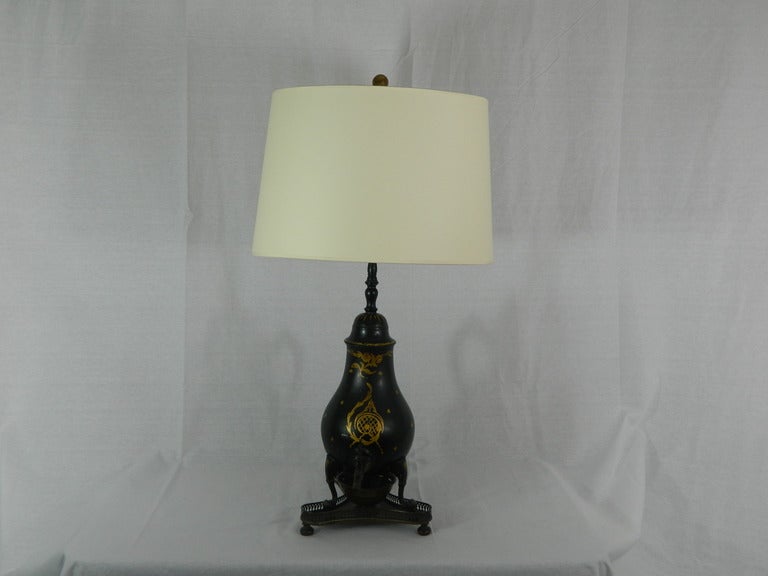Chinoiserie Decorated Tole Urn Mounted as a Lamp, 19th Century For Sale 4