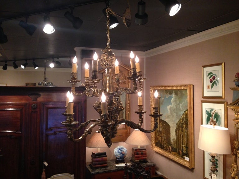 Inglese Grande lampadario a dodici luci a due piani in bronzo del XIX secolo in vendita