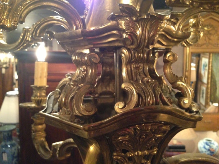 Großer zweistöckiger Kronleuchter aus Bronze des 19. Jahrhunderts mit zwölf Leuchten im Angebot 1