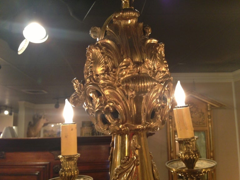 Großer zweistöckiger Kronleuchter aus Bronze des 19. Jahrhunderts mit zwölf Leuchten im Angebot 3