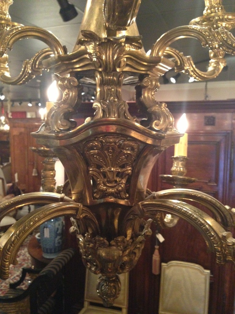 Großer zweistöckiger Kronleuchter aus Bronze des 19. Jahrhunderts mit zwölf Leuchten im Angebot 5