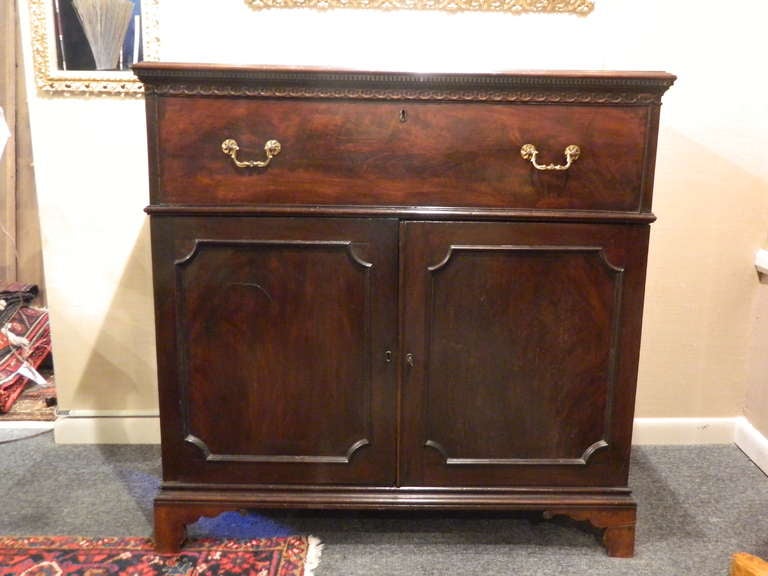 Circa 1825 English Mahogany Butlers Desk In Good Condition For Sale In Savannah, GA