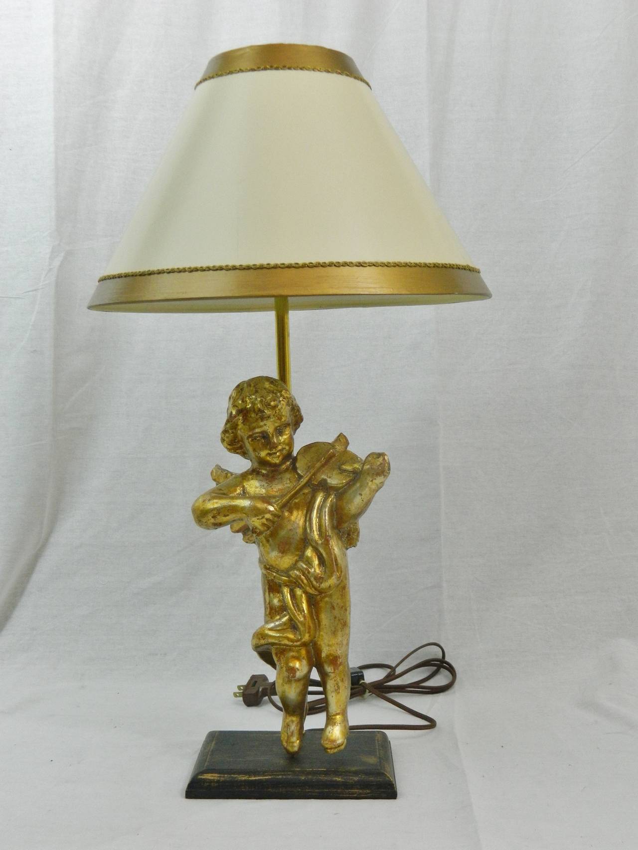 Français Lampe de style baroque en bois doré sculpté représentant un chérubin ou un putti adapté comme lampe, XXe siècle en vente