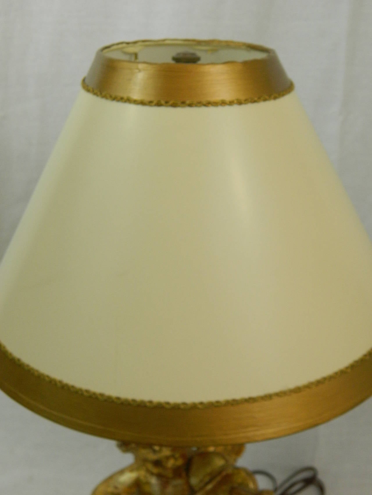 Lampe de style baroque en bois doré sculpté représentant un chérubin ou un putti adapté comme lampe, XXe siècle Bon état - En vente à Savannah, GA