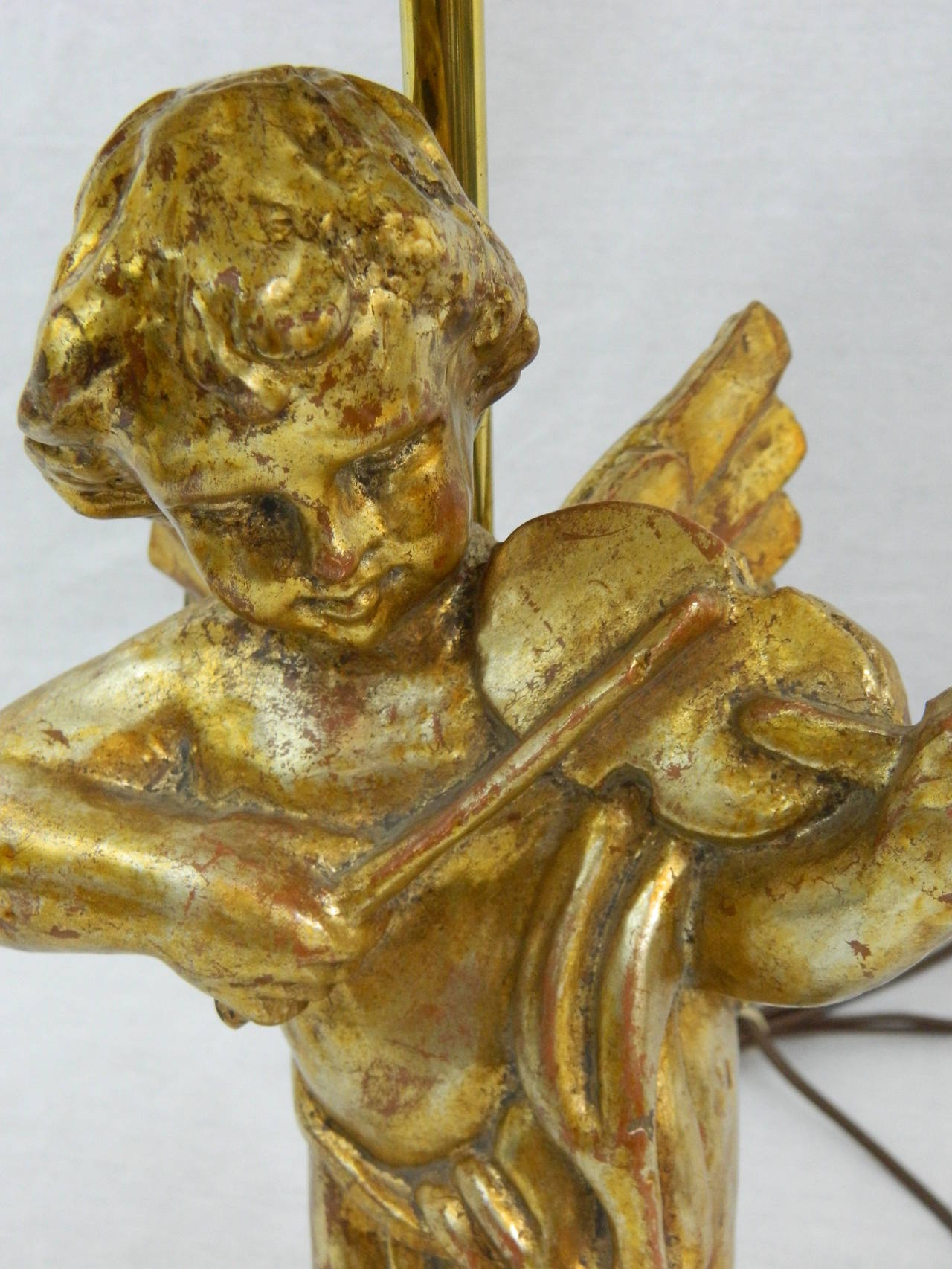 Querubín o Putti de madera dorada tallada de estilo barroco adaptado como lámpara, Siglo XX en venta 2