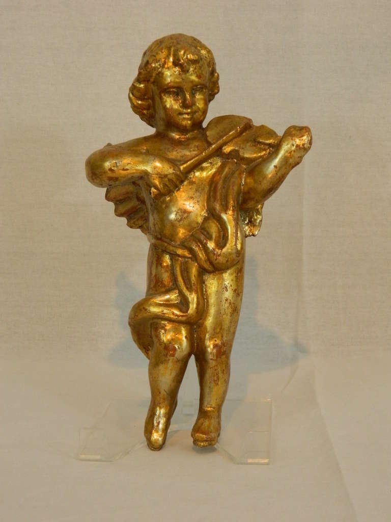 Chérubin ou putti musicien en bois doré sculpté de style baroque du début du XXe siècle, représenté jouant du violon et adapté comme lampe.