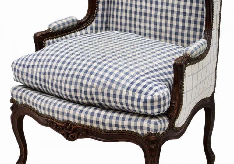 French Louis XV Style Oak Wing Back Arm Chair on Cabriole Legs, 19th Century In Excellent Condition In Savannah, GA