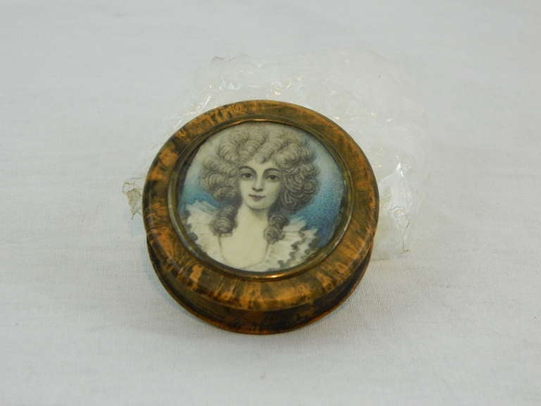19th Century horn snuff box inset with a portrait miniature depicting a lady
