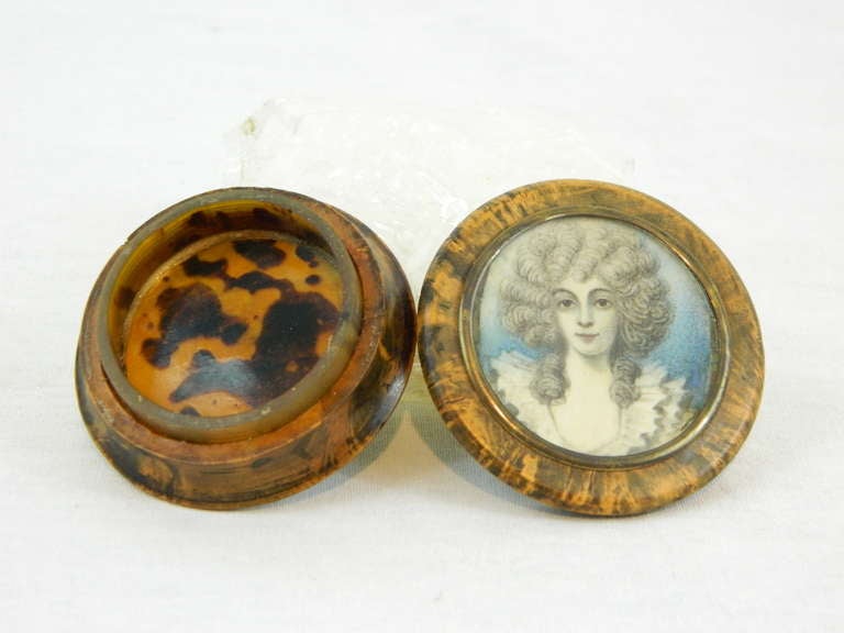 A Horn Snuff Box Inset with a Portrait Miniature Depicting a Lady In Excellent Condition In Savannah, GA