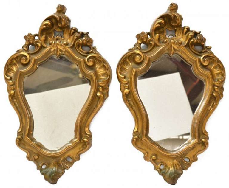 Early 20th century pair of Italian Louis XV style giltwood mirrors, frame with rocaille motifs enclosing a flat plate.