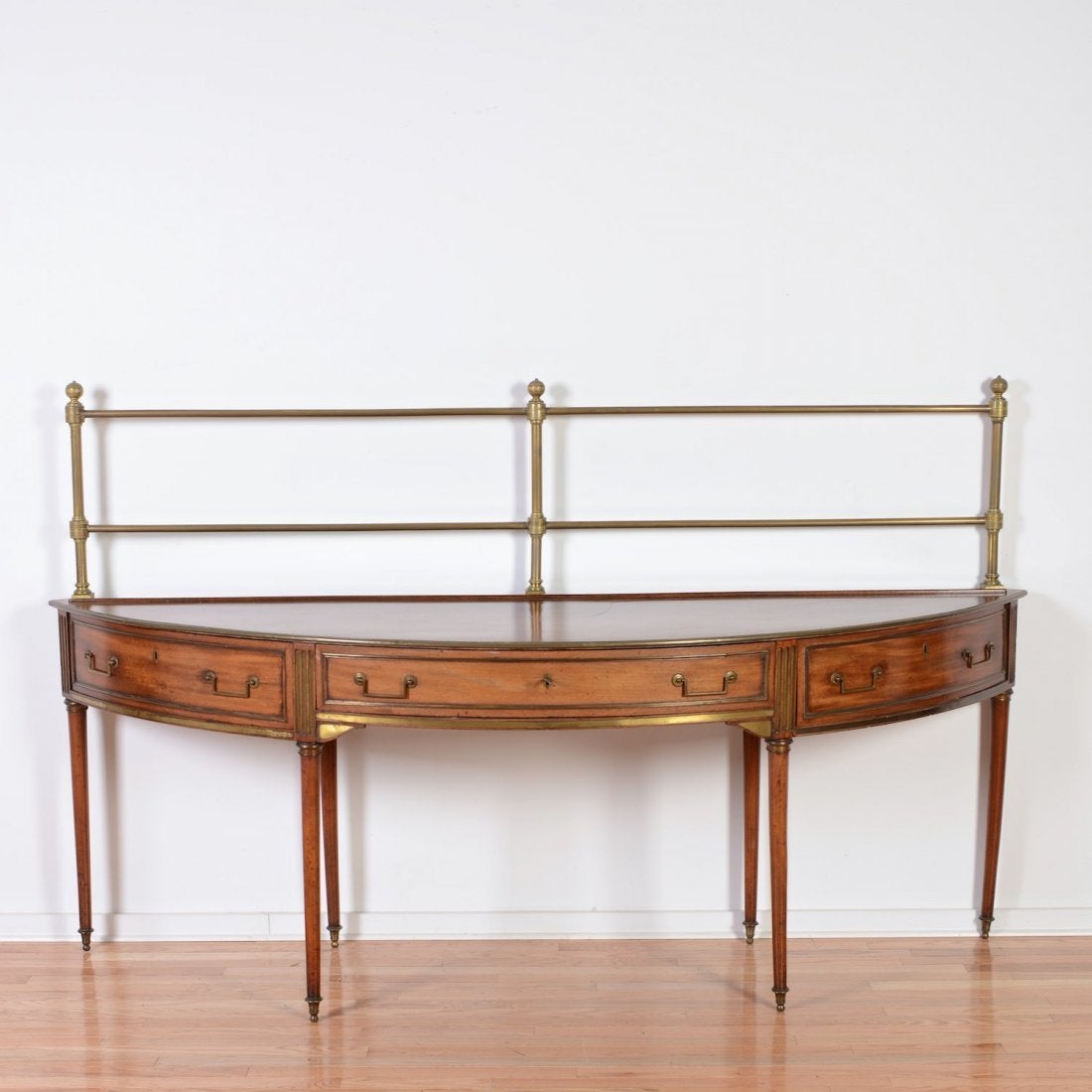 Francese Credenza provinciale Luigi XVI in mogano intarsiato in ottone, XVIII secolo in vendita