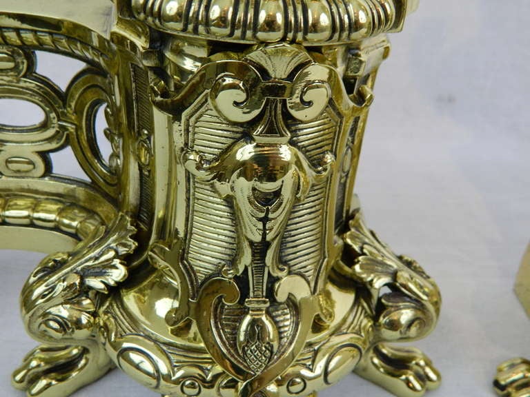Ottone Coppia di chenet o androni in ottone del XIX secolo con decorazioni a forma di urna in vendita