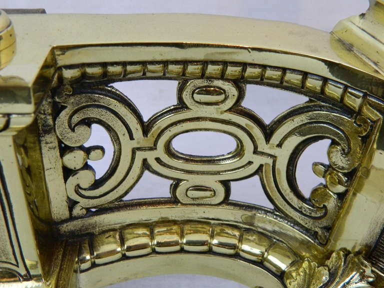 Coppia di chenet o androni in ottone del XIX secolo con decorazioni a forma di urna in vendita 2