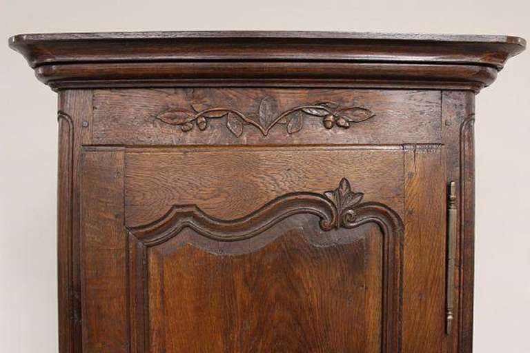 French Provincial Style Oak Bonnetiere In Good Condition In Savannah, GA