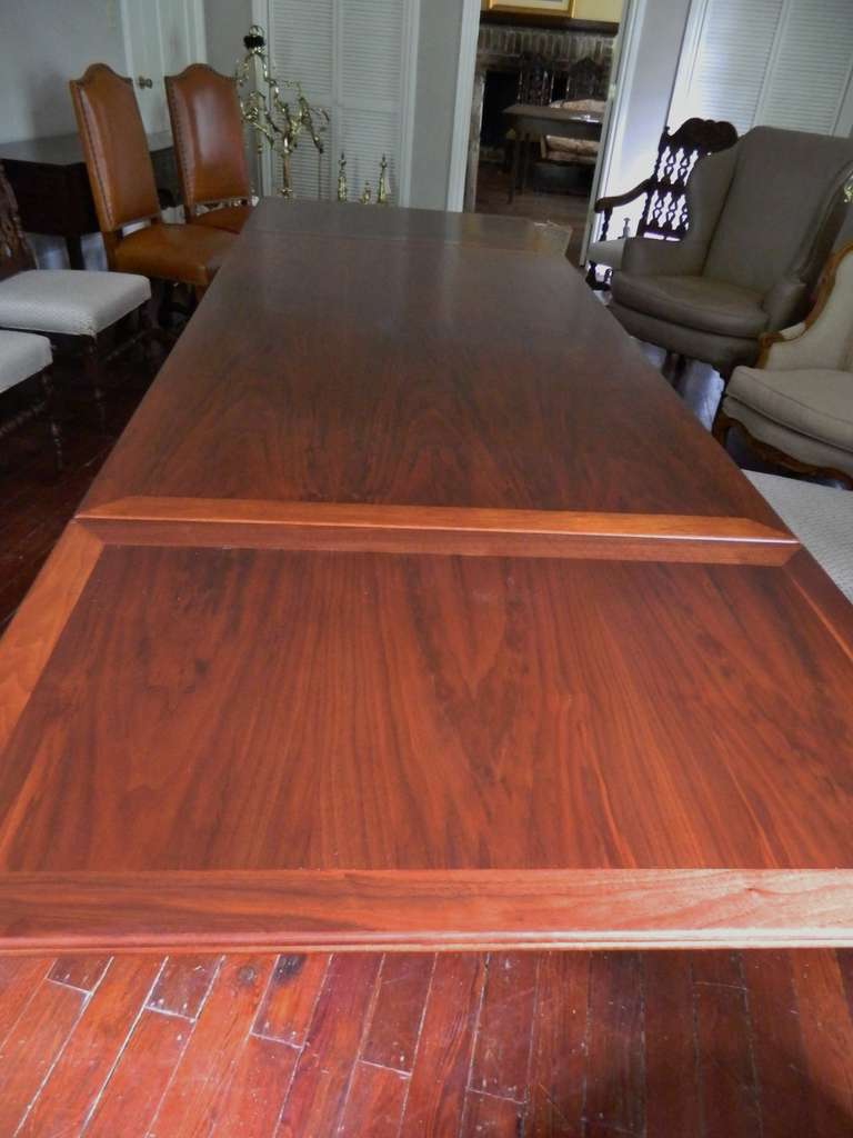 Early 20th Century Mahogany Extending Dining Table In Excellent Condition In Savannah, GA