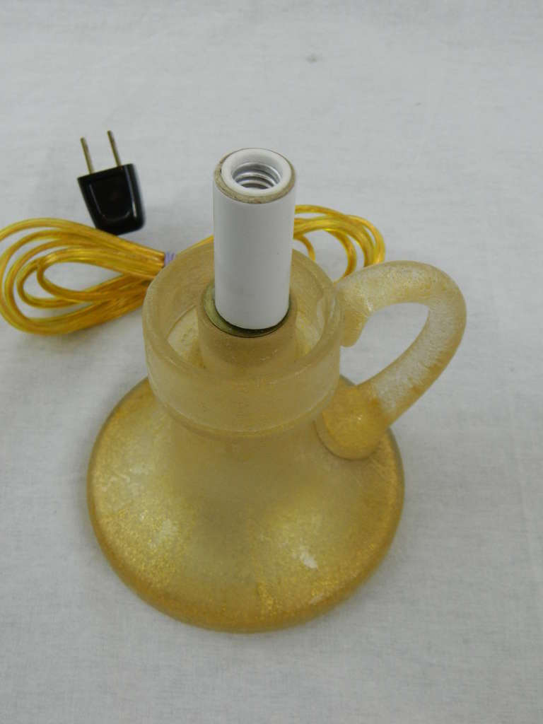 Verre de Murano Paire de lampes de style porte-bougies en verre de Murano avec globes datant des années 1940 environ en vente