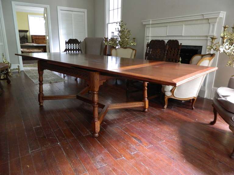Early 20th Century Mahogany Extending Dining Table.
Dimensions:  39.75