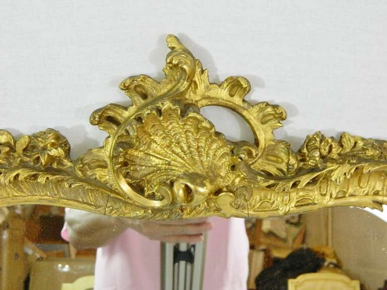 Français Miroir de style Louis XV, sculpté et doré, avec coquille et volutes sculptées, 19e siècle en vente