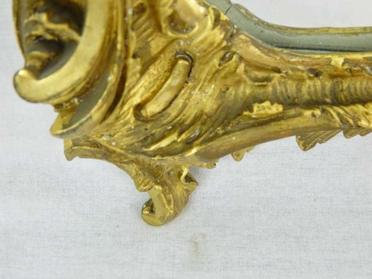Geschnitzter und vergoldeter Spiegel im Stil Louis XV mit geschnitzter Muschel und Schnecke, 19. (Vergoldetes Holz) im Angebot
