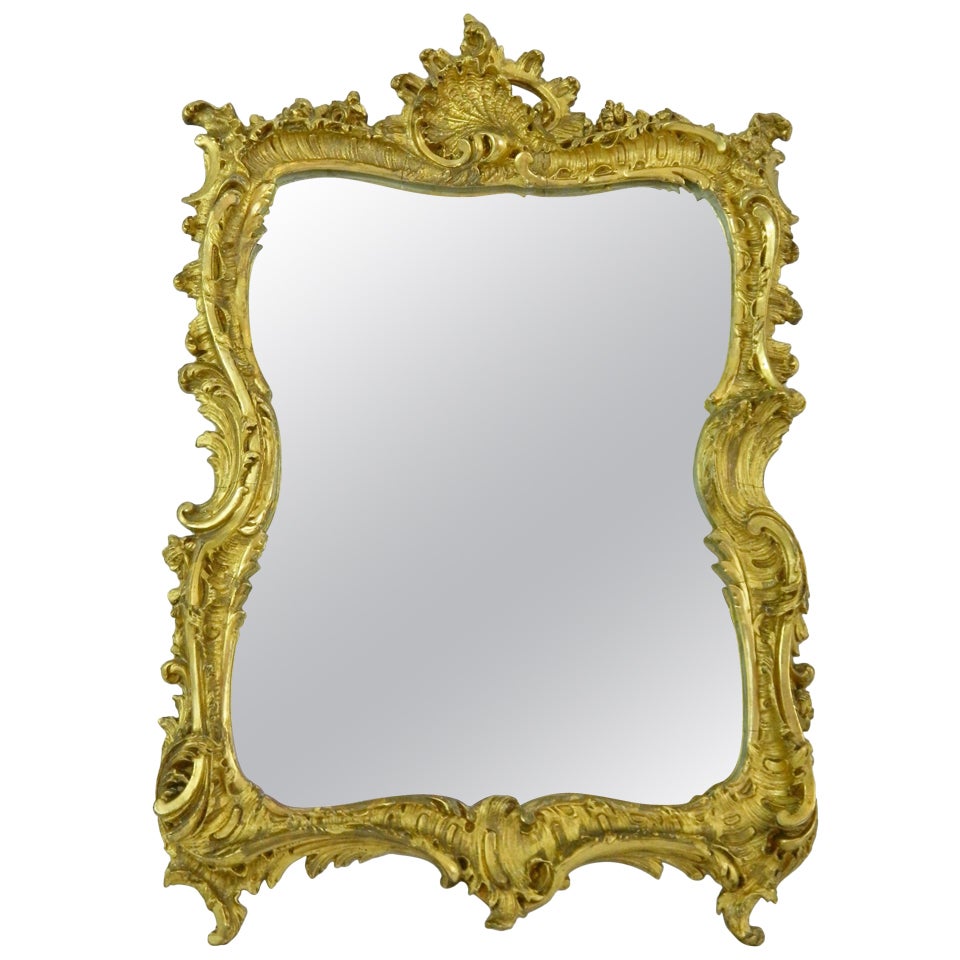 Miroir de style Louis XV, sculpté et doré, avec coquille et volutes sculptées, 19e siècle en vente