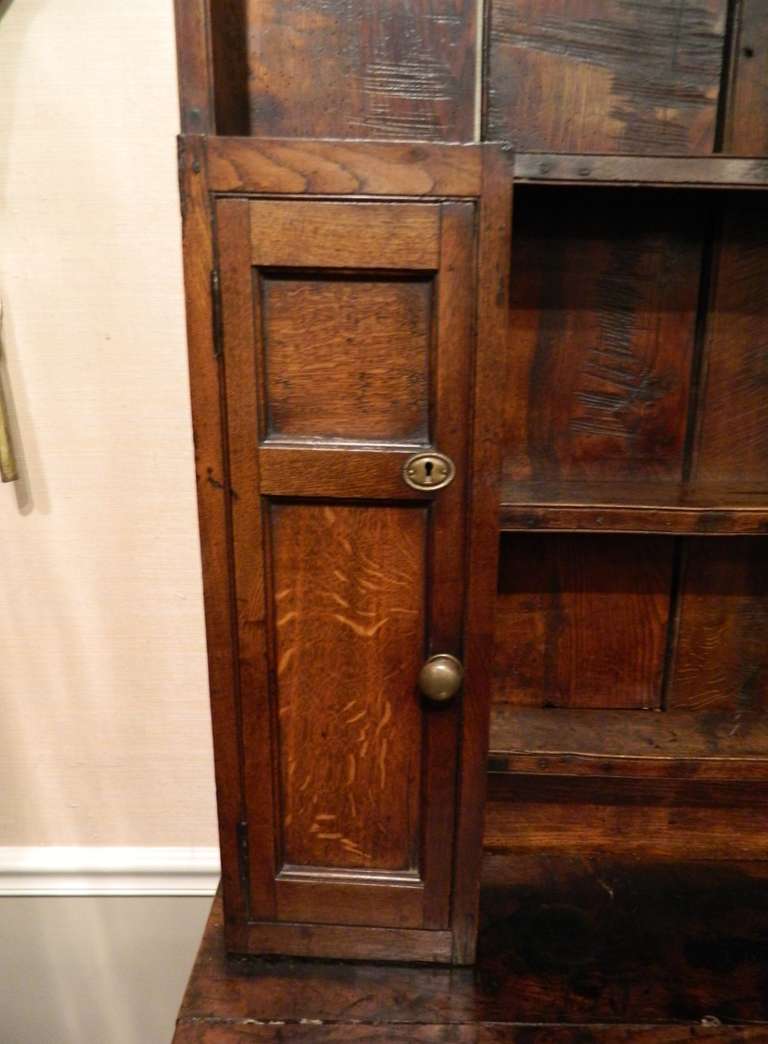 Oak Welsh Dresser, 18th Century In Good Condition For Sale In Savannah, GA
