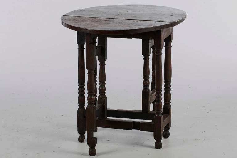Early 19th Century English Oak Gate Leg Table In Excellent Condition In Savannah, GA