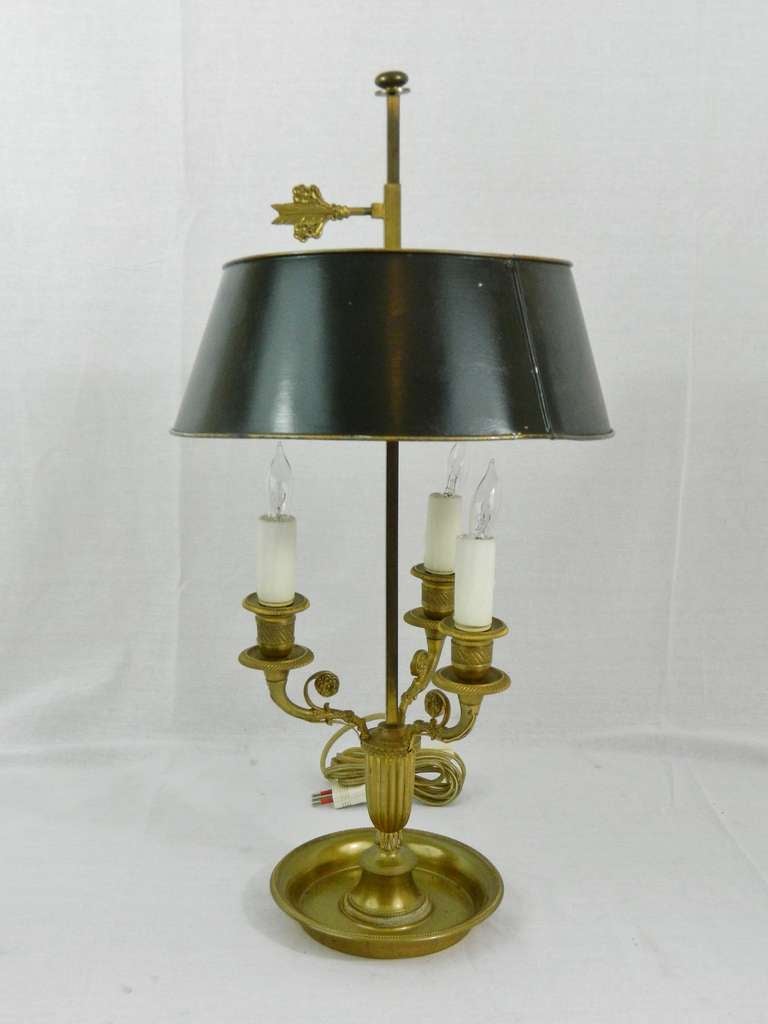Lámpara Bouillotte de Bronce Dorado de Tres Luces, Estilo Luis XVI, Siglo XIX, con Pantalla de Metal Negro Estañado.  La lámpara se ha recableado según las normas americanas y se le han colocado fundas de cera de abeja