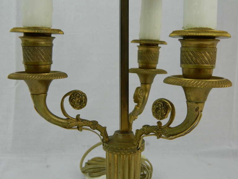 Français Lampe bouillotte de style Louis XVI du 19ème siècle à trois lumières en bronze doré en vente