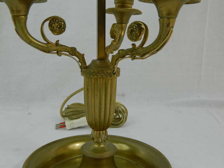 Lampe bouillotte de style Louis XVI du 19ème siècle à trois lumières en bronze doré Bon état - En vente à Savannah, GA
