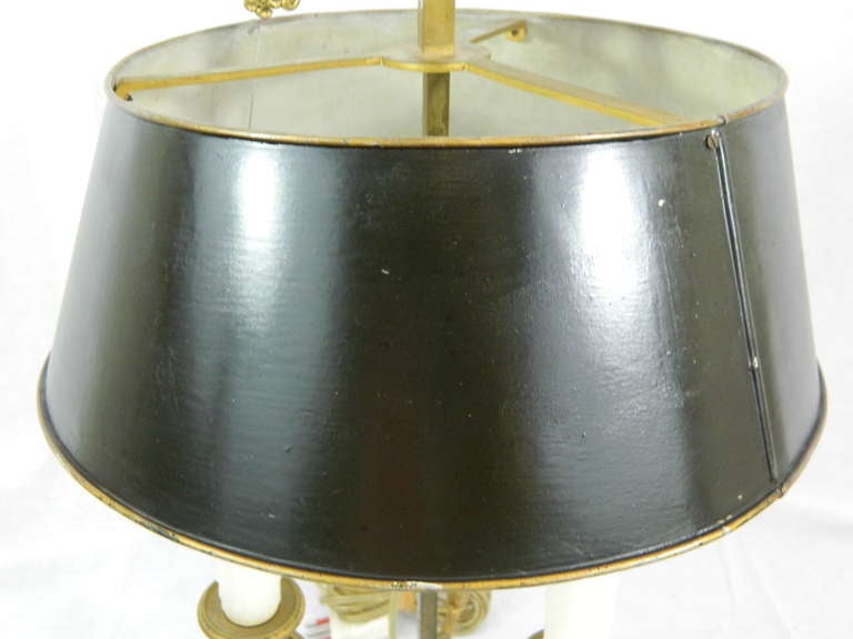 Lampe bouillotte de style Louis XVI du 19ème siècle à trois lumières en bronze doré en vente 1