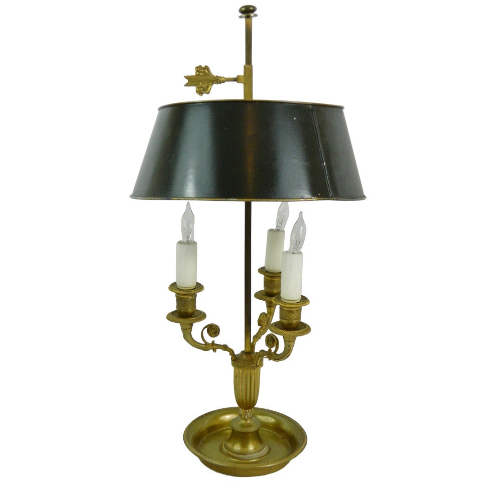 Lampe bouillotte de style Louis XVI du 19ème siècle à trois lumières en bronze doré en vente