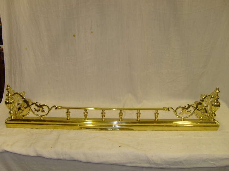 French Brass Fender with Decorative Scrolls and Columns, 19th Century In Good Condition For Sale In Savannah, GA