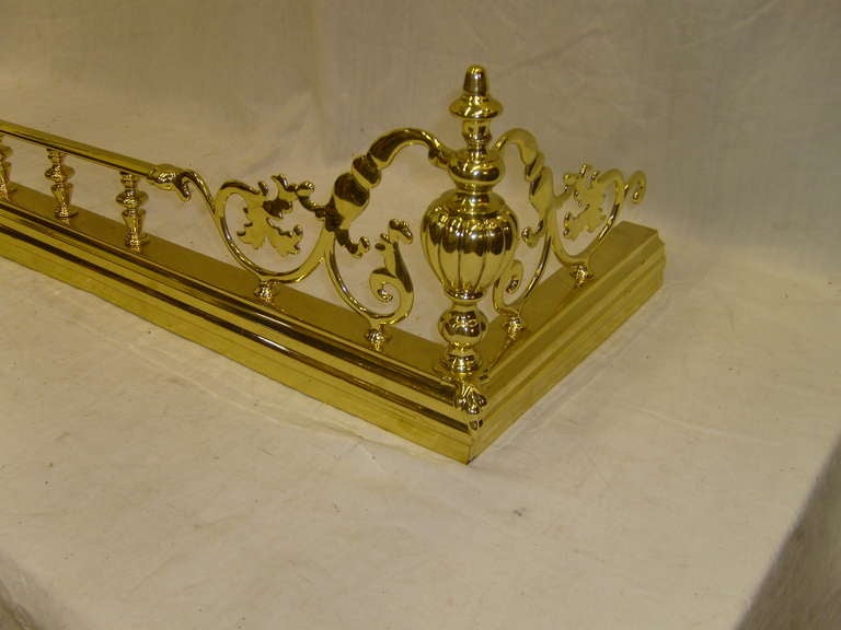 French Brass Fender with Decorative Scrolls and Columns, 19th Century For Sale 1