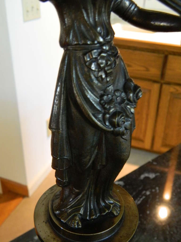 Paire de chandeliers en bronze du 19ème siècle avec figures féminines en vente 2