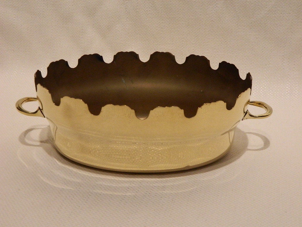French solid brass two-handled rafraichissoir, wine rinser, or jardiniere, circa 1800s. Used for chilling wine glasses or rinsing glasses. Glasses rest in spaces between scalloped edges. It could also be used as a jardiniere.