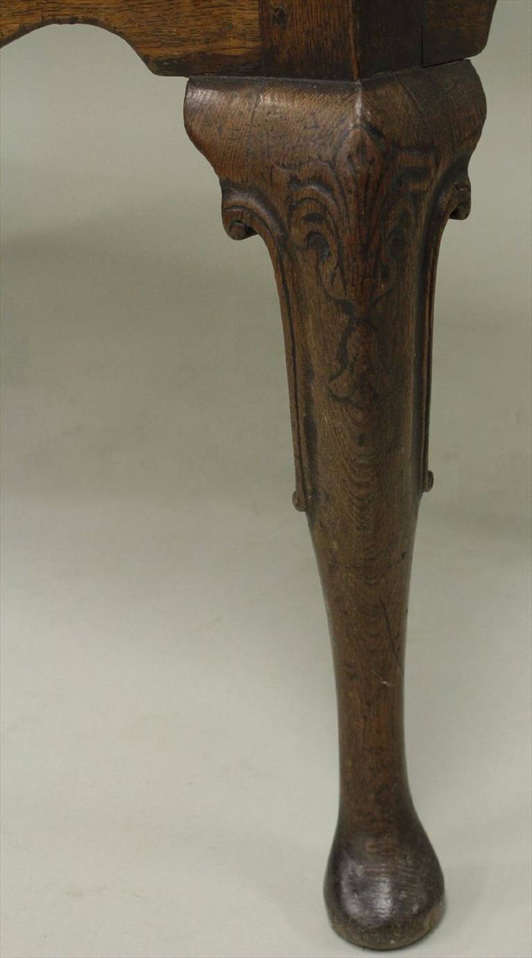 Mitte des 18. Jahrhunderts Queen Anne Eiche Kommode Sockel oder Serviergeschirr (Eichenholz) im Angebot