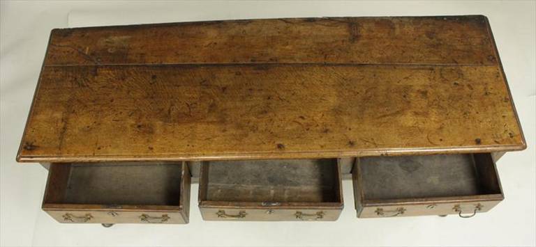 Base de commode ou serveur en chêne Queen Anne du milieu du XVIIIe siècle en vente 1