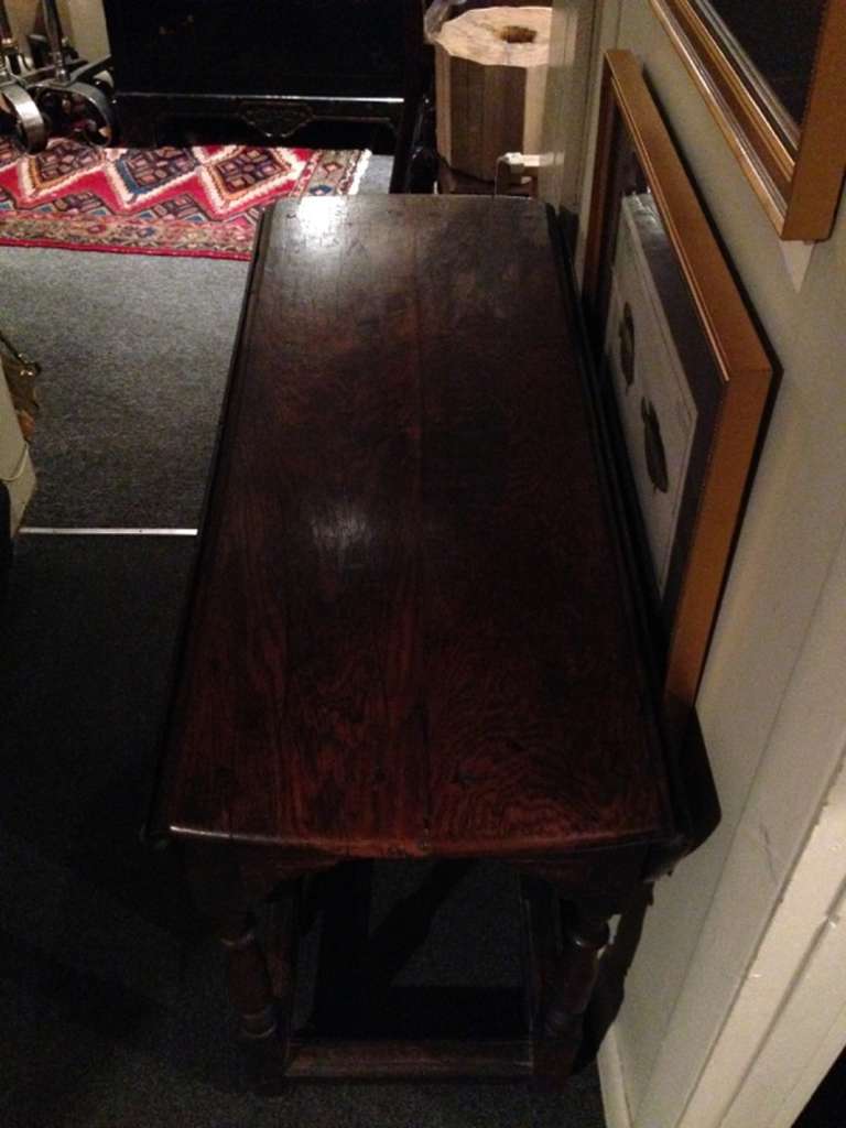 William and Mary Style Oak Gate-Leg Table In Good Condition In Savannah, GA