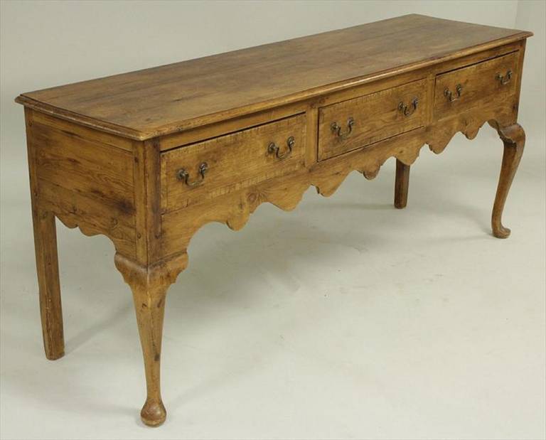 Early 20th Century Queen Anne Style English Pine Dresser Base or Server In Good Condition In Savannah, GA