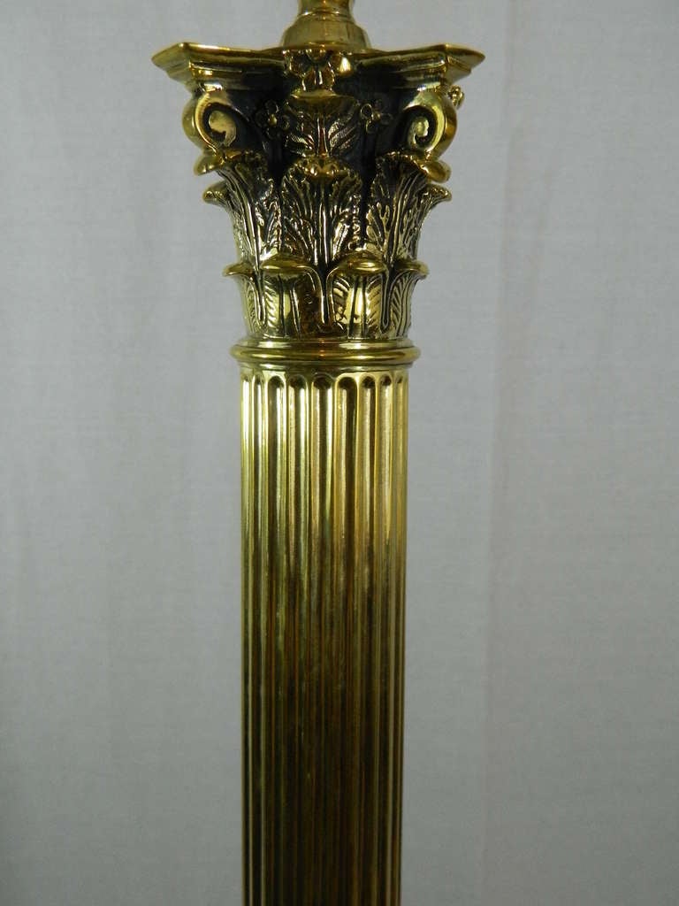 XIXe siècle Paire de lampes colonnes en laiton avec socles en faux malachite, 19ème siècle en vente