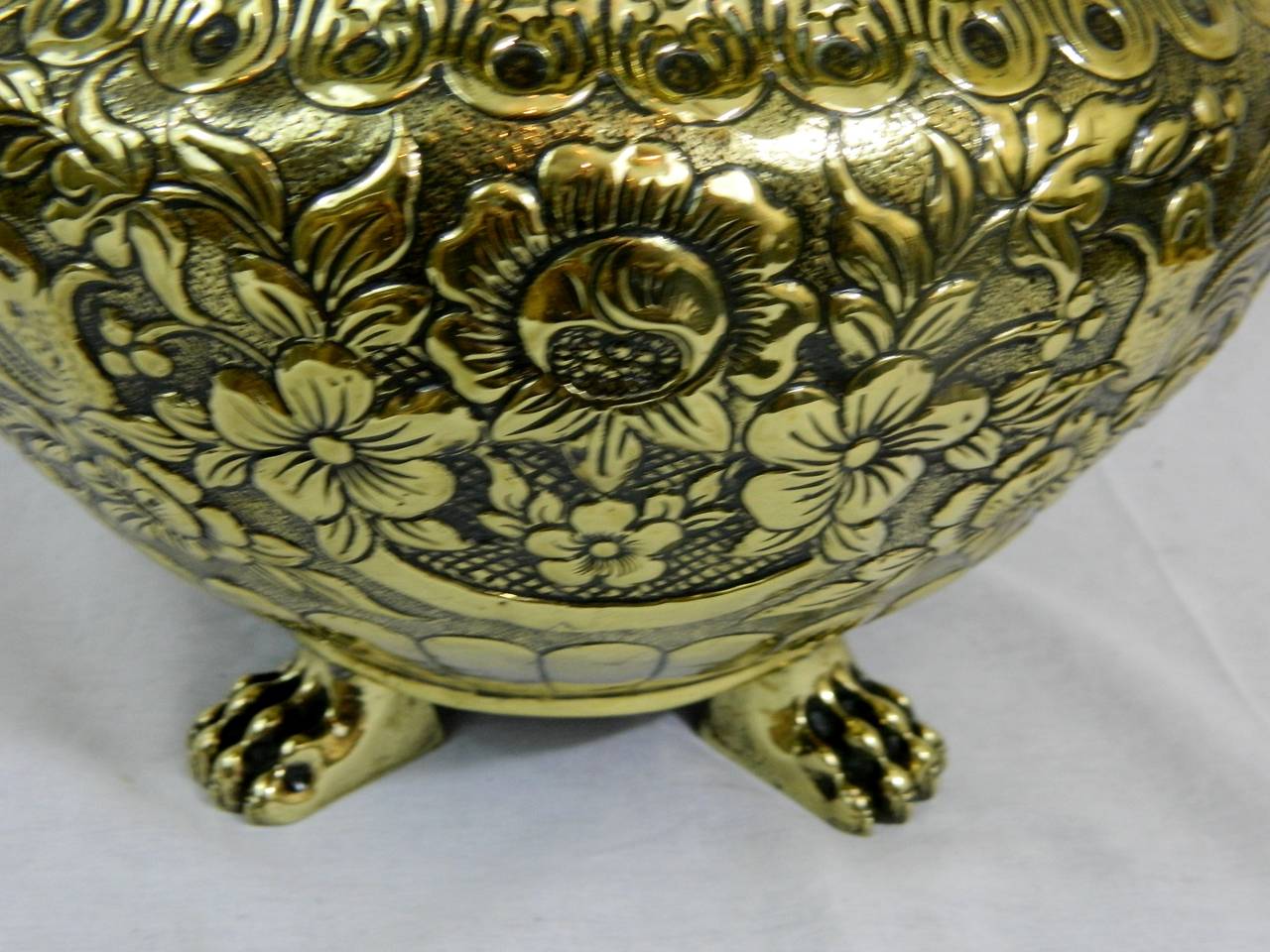 19th Century Polished Brass Large Jardiniere or Planter with Original Liner In Good Condition For Sale In Savannah, GA